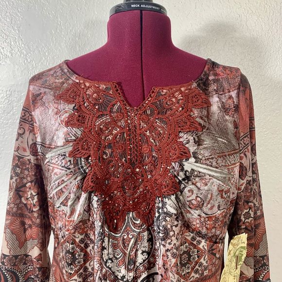 Live And Let Live NWT Sublimation Embroidered Blouse Size Large Women’s - Picture 3 of 14